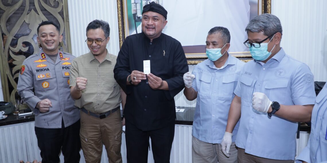 Bupati Bogor, Rudy Susmanto (baju hitam) bersama jajaran jalani tes urine.(Foto: Diskominfo Kab Bogor)
