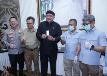 Bupati Bogor, Rudy Susmanto (baju hitam) bersama jajaran jalani tes urine.(Foto: Diskominfo Kab Bogor)