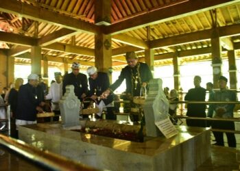 Bupati Dony Ahmad Munir berziarah ke makam lelulur di sela-sela peringatan Hari Jadi Kabupaten Sumedang Ke-448.(Foto: Humas Pemkab Sumedang)