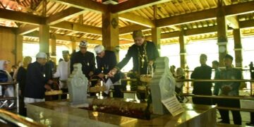 Bupati Dony Ahmad Munir berziarah ke makam lelulur di sela-sela peringatan Hari Jadi Kabupaten Sumedang Ke-448.(Foto: Humas Pemkab Sumedang)