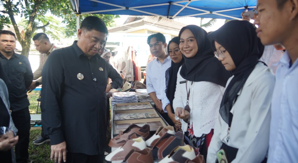 Bupati Garut, Abdusy Syakur Amin meninjau hasil karya siswa vokasi.‎(Foto: Muhamad Azi Zulhakim/ Diskominfo Kab. Garut)