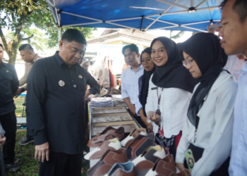 Bupati Garut, Abdusy Syakur Amin meninjau hasil karya siswa vokasi.‎(Foto: Muhamad Azi Zulhakim/ Diskominfo Kab. Garut)