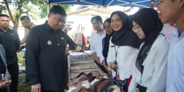 Bupati Garut, Abdusy Syakur Amin meninjau hasil karya siswa vokasi.‎(Foto: Muhamad Azi Zulhakim/ Diskominfo Kab. Garut)