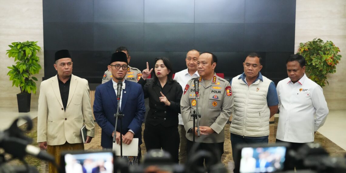 Keterangan pers terkait ditangkapnya 3 WNI di Arab Saudi terkait aktivitas haji ilegal.(Foto: Humas Kemenhaj)