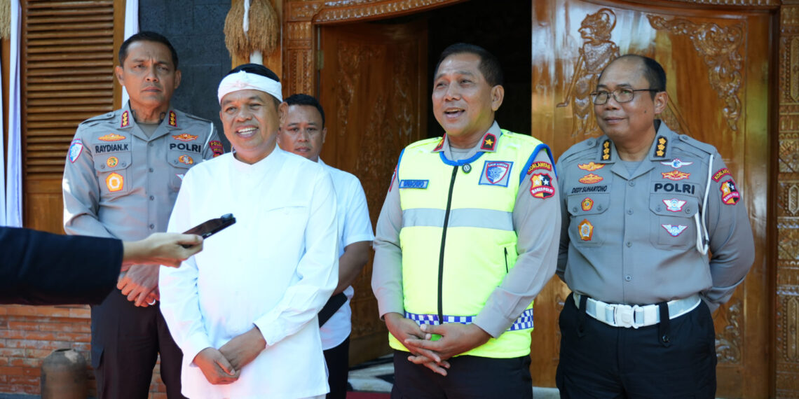 (Tampak depan) Gubernur Jawa Barat Dedi Mulyadi (kiri) dan Direktur Registrasi dan Identifikasi (Dirregident) Brigjen Pol. Wibowo di Lembur Pakuan Subang Senin (13/4/2026).(Foto: Dok Korlantas Polri)