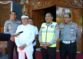 (Tampak depan) Gubernur Jawa Barat Dedi Mulyadi (kiri) dan Direktur Registrasi dan Identifikasi (Dirregident) Brigjen Pol. Wibowo di Lembur Pakuan Subang Senin (13/4/2026).(Foto: Dok Korlantas Polri)