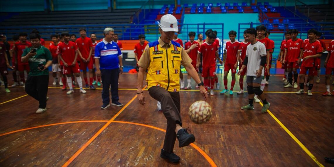 Wali Kota Bogor, Dedie A. Rachim, meninjau kesiapan rehabilitasi tahap II sejumlah fasilitas olahraga di GOR Pajajaran, Selasa (14/4/2026).(Foto: Humas Pemkot Bogor)