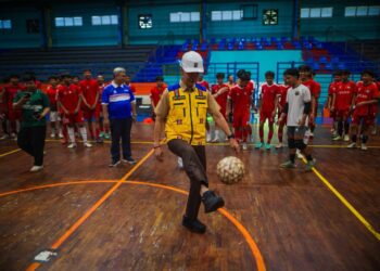 Wali Kota Bogor, Dedie A. Rachim, meninjau kesiapan rehabilitasi tahap II sejumlah fasilitas olahraga di GOR Pajajaran, Selasa (14/4/2026).(Foto: Humas Pemkot Bogor)