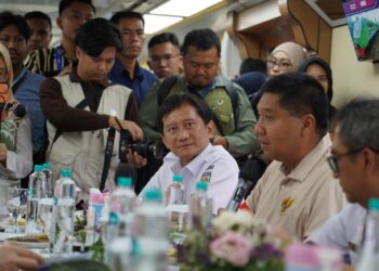 Menteri Perumahan dan Kawasan Permukiman (PKP) Maruarar Sirait (duduk tengah/baju krem) dan Direktur Utama PT Kereta Api Indonesia (Persero) Bobby Rasyidin (duduk/baju putih).(Foto: Humas KAI)