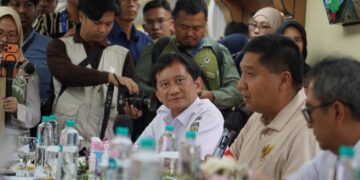 Menteri Perumahan dan Kawasan Permukiman (PKP) Maruarar Sirait (duduk tengah/baju krem) dan Direktur Utama PT Kereta Api Indonesia (Persero) Bobby Rasyidin (duduk/baju putih).(Foto: Humas KAI)