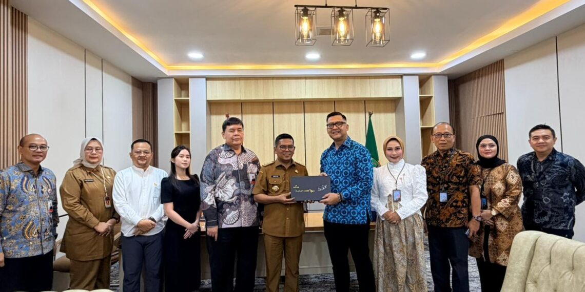 Plt. Direktur Utama bank bjb Ayi Subarna (Tengah batik biru) bersama jajaran, berfoto bersama Gubernur Banten Andra Soni (Tengah baju cokelat), dan jajarannya. (Foto: Dok. bank bjb)