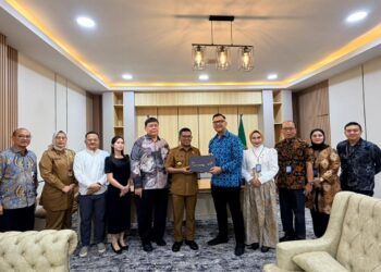 Plt. Direktur Utama bank bjb Ayi Subarna (Tengah batik biru) bersama jajaran, berfoto bersama Gubernur Banten Andra Soni (Tengah baju cokelat), dan jajarannya. (Foto: Dok. bank bjb)