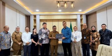Plt. Direktur Utama bank bjb Ayi Subarna (Tengah batik biru) bersama jajaran, berfoto bersama Gubernur Banten Andra Soni (Tengah baju cokelat), dan jajarannya. (Foto: Dok. bank bjb)