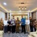 Plt. Direktur Utama bank bjb Ayi Subarna (Tengah batik biru) bersama jajaran, berfoto bersama Gubernur Banten Andra Soni (Tengah baju cokelat), dan jajarannya. (Foto: Dok. bank bjb)