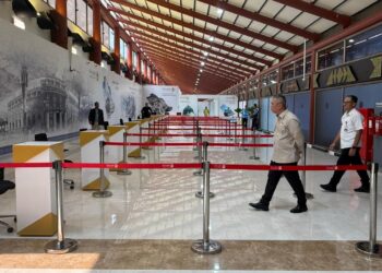 Menteri Perhubungan Dudy Purwagandhi meninjau langsung kesiapan Terminal 2F Bandara Internasional Soekarno-Hatta pada Minggu (19/4), yang telah ditetapkan sebagai terminal khusus pelayanan jemaah haji dan umrah.(Foto: Humas Kemenhub)