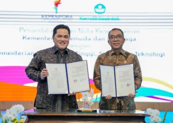 Menpora RI Erick Thohir menandatangani nota kesepahaman (MoU) dengan Menteri Pendidikan Tinggi, Sains, dan Teknologi (Mendiktisaintek) Brian Yuliarto di Kemenpora,Jakarta. (foto:Andre/kemenpora.go.id)