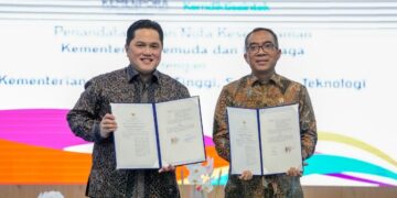 Menpora RI Erick Thohir menandatangani nota kesepahaman (MoU) dengan Menteri Pendidikan Tinggi, Sains, dan Teknologi (Mendiktisaintek) Brian Yuliarto di Kemenpora,Jakarta. (foto:Andre/kemenpora.go.id)