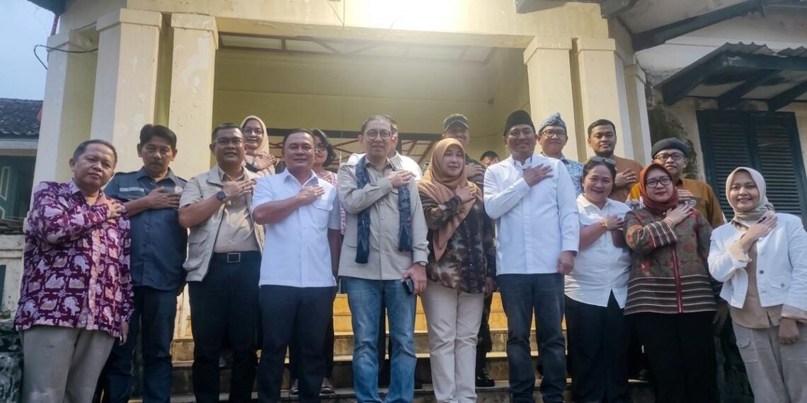 Menteri Kebudayaan Fadli Zon mengunjungi Gedung Sjahrir, yang memiliki nilai historis dalam perjalanan diplomasi Indonesia, pada masa Perundingan Linggarjati. Kunjungan tersebut didampingi Bupati Kuningan Dian Rachmat Yanuar, Wabup Tuti Andriani, jajaran Forkopimda, Sekda, Kepala Dinas Porapar, dan Disdikbud, Jumat (3/4/2026).(Foto: Humas Pemkab Kuningan)