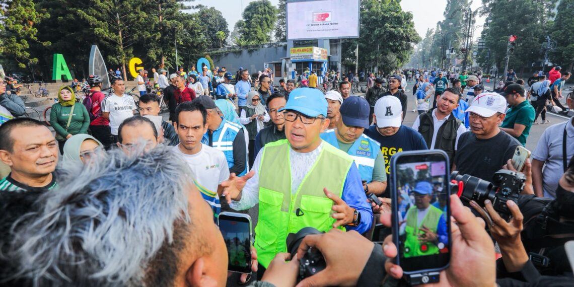 Wali Kota Bandung, Muhammad Farhan menjelaskan, program Sapu-sapu Bandung bukan sekadar kegiatan bersih-bersih, tetapi upaya membangun kebiasaan baru di lingkungan pemerintahan.(Foto: Humas Pemkot Bandung)