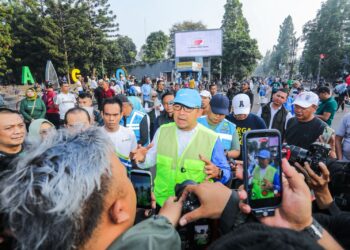 Wali Kota Bandung, Muhammad Farhan menjelaskan, program Sapu-sapu Bandung bukan sekadar kegiatan bersih-bersih, tetapi upaya membangun kebiasaan baru di lingkungan pemerintahan.(Foto: Humas Pemkot Bandung)