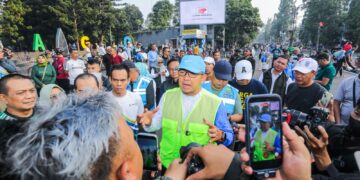 Wali Kota Bandung, Muhammad Farhan menjelaskan, program Sapu-sapu Bandung bukan sekadar kegiatan bersih-bersih, tetapi upaya membangun kebiasaan baru di lingkungan pemerintahan.(Foto: Humas Pemkot Bandung)