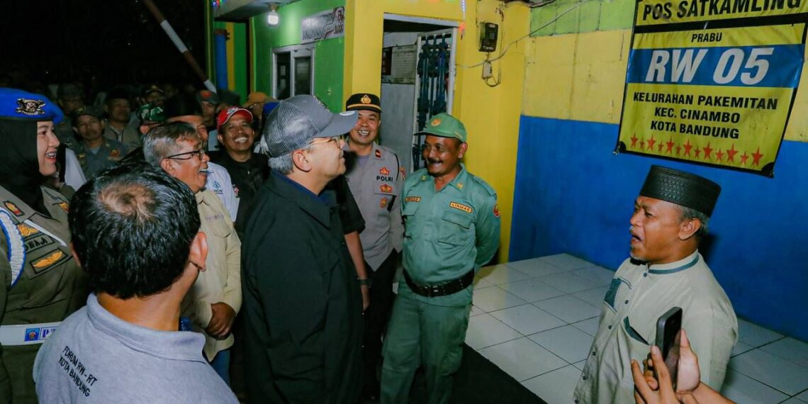 Wali Kota Bandung saat Siskamling.(Foto: Humas Pemkot Bandung)