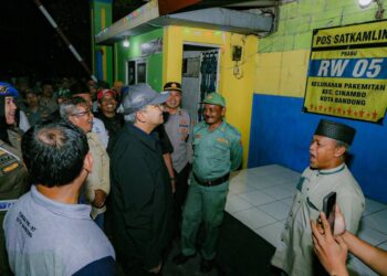 Wali Kota Bandung saat Siskamling.(Foto: Humas Pemkot Bandung)
