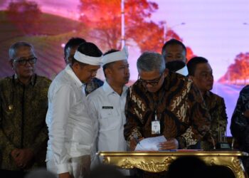 Gubernur Jabar Dedi Mulyadi dan Wali Kota Bandung Muhammad Farhan.(Foto: Humas Pemkot Bandung)