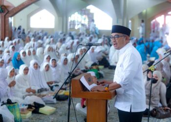 Wali Kota Bandung Muhammad Farhan melepas 1.679 orang jemaah haji Kota Bandung 1447 H.(Foto: Humas Pemkot Bandung)