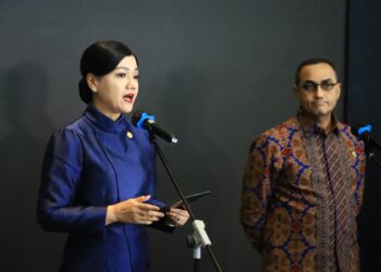 Ketua Dewan Komisioner OJK Friderica Widyasari Dewi dan Kepala Eksekutif Pengawas Pasar Modal, Keuangan Derivatif, dan Bursa Karbon OJK Hasan Fawzi.(Foto: Humas OJK)