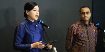 Ketua Dewan Komisioner OJK Friderica Widyasari Dewi dan Kepala Eksekutif Pengawas Pasar Modal, Keuangan Derivatif, dan Bursa Karbon OJK Hasan Fawzi.(Foto: Humas OJK)