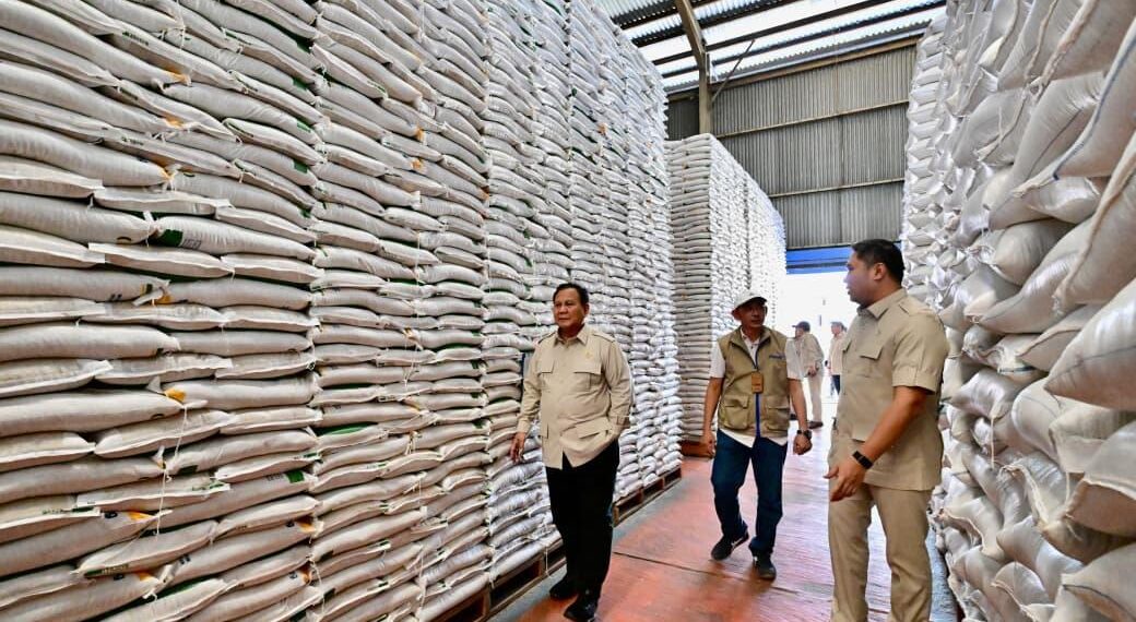 Presiden Prabowo Subianto cek gudang Bulog di Magelang, Sabtu (18/4/2026>(Foto: Setkab)