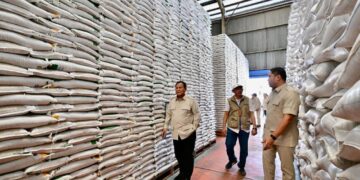 Presiden Prabowo Subianto cek gudang Bulog di Magelang, Sabtu (18/4/2026>(Foto: Setkab)
