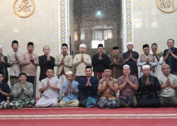 Pengurus DKM dan Jamaah Mukhlishiina Lahuddiin.(Foto:Istimewa).