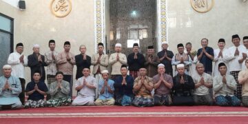 Pengurus DKM dan Jamaah Mukhlishiina Lahuddiin.(Foto:Istimewa).