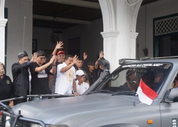 Bupati Sumedang Dony Ahmad Munir melepas peserta Indonesia 4x4 Overland.(Foto: Humas Pemkab Sumedang)