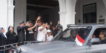 Bupati Sumedang Dony Ahmad Munir melepas peserta Indonesia 4x4 Overland.(Foto: Humas Pemkab Sumedang)