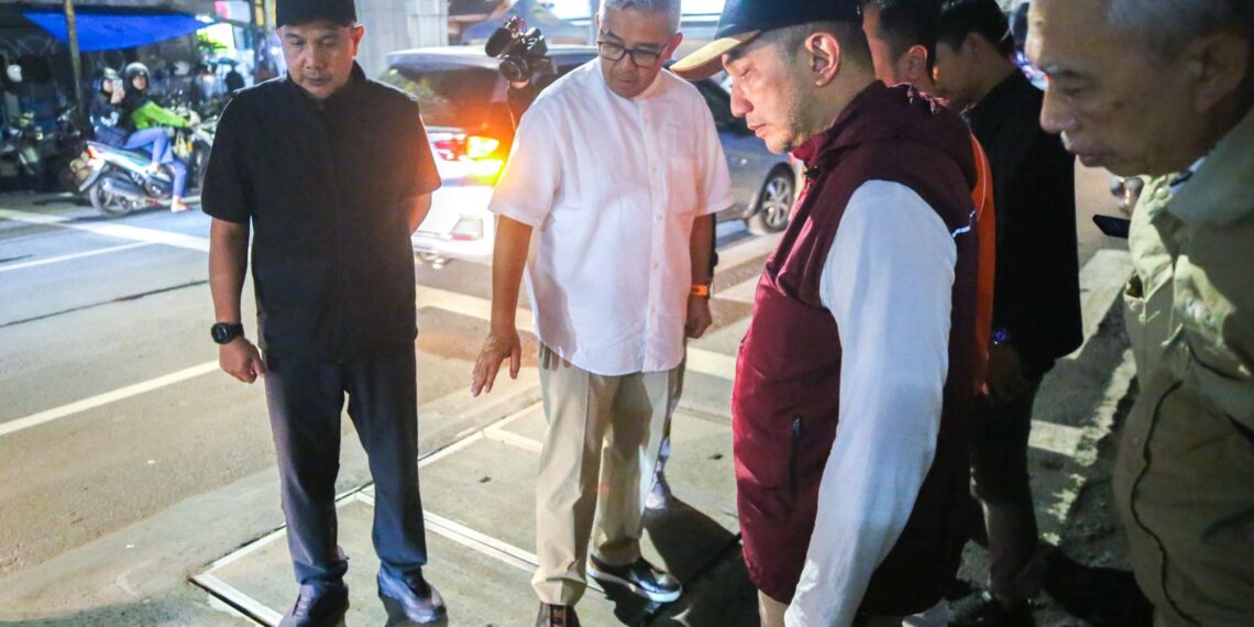 Wali Kota Bandung Muhammad Farhan (baju putih) meninjau proyek Infrastruktur Pasif Telekomunikasi.(Foto: Humas Pemkot Bandung)