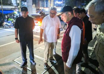 Wali Kota Bandung Muhammad Farhan (baju putih) meninjau proyek Infrastruktur Pasif Telekomunikasi.(Foto: Humas Pemkot Bandung)