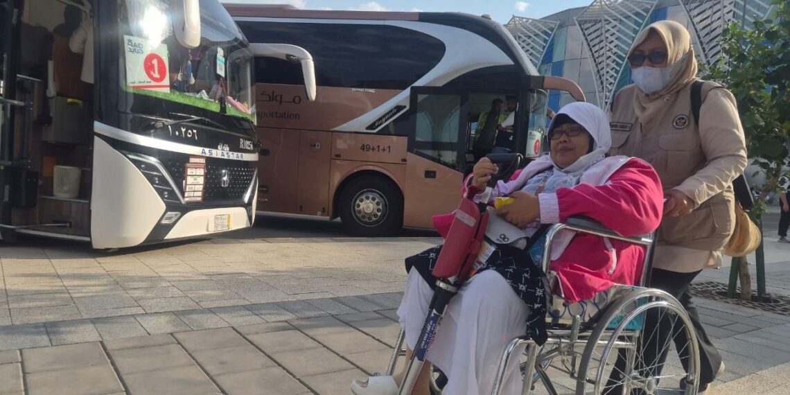 Totalitas petugas haji melayani jemaah di Arab Saudi.(Foto: Kemenhaj)