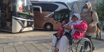 Totalitas petugas haji melayani jemaah di Arab Saudi.(Foto: Kemenhaj)