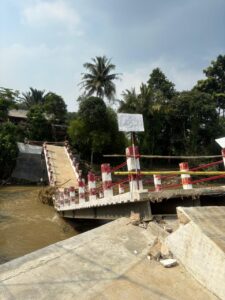 Jembatan ambruk di Desa Gobang, Kecamatan Rumpin, Kabupaten Bogor.(Foto: HUmas Pemkab Bogor)