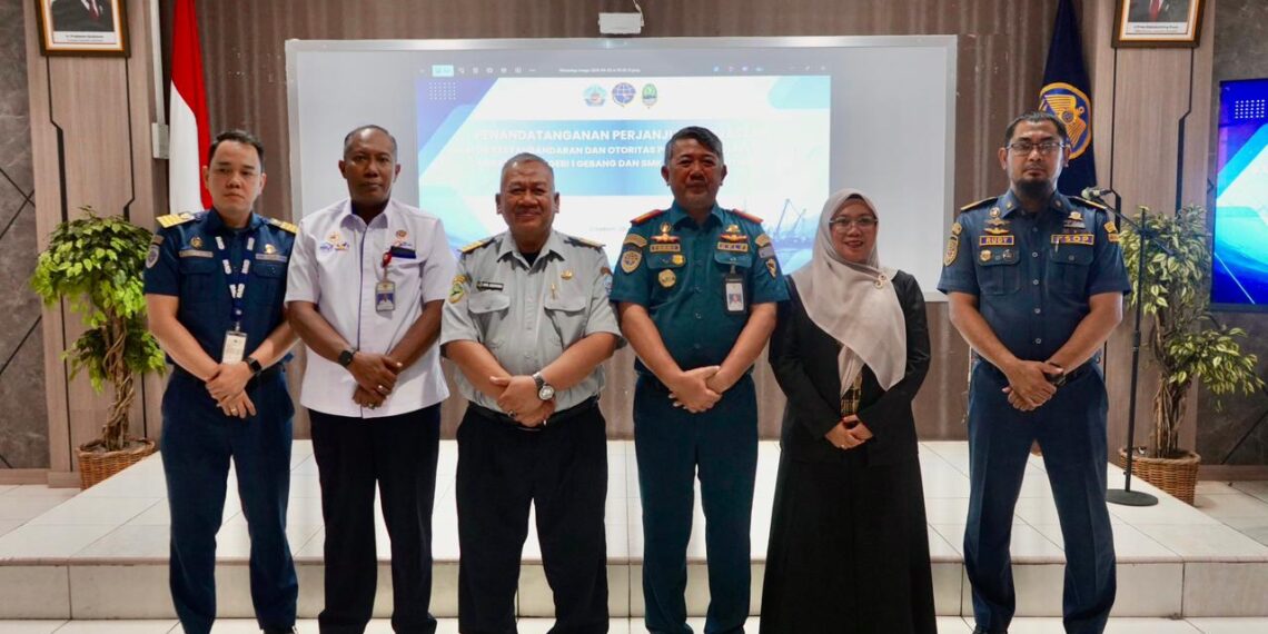 KSOP Kelas II Cirebon jalin kerjasama strategis dengan dua SMK untuk meningkatkan kualitas sumber daya manusia (SDM) dibidang pelayaran. Kegiatan penandatanganan kerjasama tersebut berlangsung di Aula Kantor KSOP Kelas II Cirebon, Selasa (28/4/2026).(Foto: Humas KSOP)