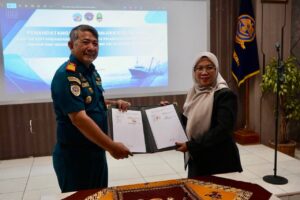 KSOP Kelas II Cirebon jalin kerjasama strategis dengan dua SMK untuk meningkatkan kualitas sumber daya manusia (SDM) dibidang pelayaran. Kegiatan penandatanganan kerjasama tersebut berlangsung di Aula Kantor KSOP Kelas II Cirebon, Selasa (28/4/2026).(Foto: Humas KSOP)