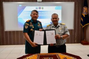 KSOP Kelas II Cirebon jalin kerjasama strategis dengan dua SMK untuk meningkatkan kualitas sumber daya manusia (SDM) dibidang pelayaran. Kegiatan penandatanganan kerjasama tersebut berlangsung di Aula Kantor KSOP Kelas II Cirebon, Selasa (28/4/2026).(Foto: Humas KSOP)