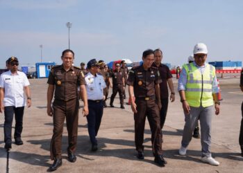Kepala Kejaksaan Tinggi Jawa Barat, Hermon Dekristo, bersama Kepala Kejaksaan Negeri Subang, Noordien Kusumanegara, dan jajaran meninjau langsung progres pembangunan Pelabuhan Patimban Fase I-2 di Kabupaten Subang, Senin (20/4/2026).(Foto: Istimewa)