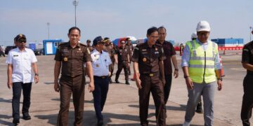 Kepala Kejaksaan Tinggi Jawa Barat, Hermon Dekristo, bersama Kepala Kejaksaan Negeri Subang, Noordien Kusumanegara, dan jajaran meninjau langsung progres pembangunan Pelabuhan Patimban Fase I-2 di Kabupaten Subang, Senin (20/4/2026).(Foto: Istimewa)