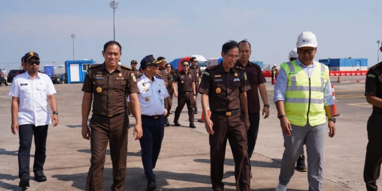 Kepala Kejaksaan Tinggi Jawa Barat, Hermon Dekristo, bersama Kepala Kejaksaan Negeri Subang, Noordien Kusumanegara, dan jajaran meninjau langsung progres pembangunan Pelabuhan Patimban Fase I-2 di Kabupaten Subang, Senin (20/4/2026).(Foto: Istimewa)