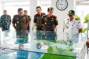 Kepala Kejaksaan Tinggi Jawa Barat, Hermon Dekristo, bersama Kepala Kejaksaan Negeri Subang, Noordien Kusumanegara, meninjau langsung progres pembangunan Pelabuhan Patimban Fase I-2 di Kabupaten Subang, Senin (20/4/2026).(Foto: Istimewa)