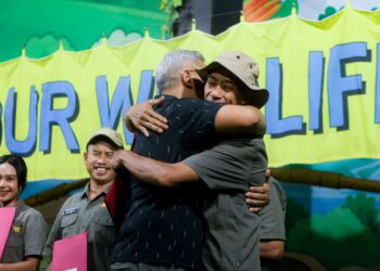 Wali Kota Bandung Muhammad Farhan bersama karyawan Bandung Zoo.(Foto: Humas Pemkot Bandung)